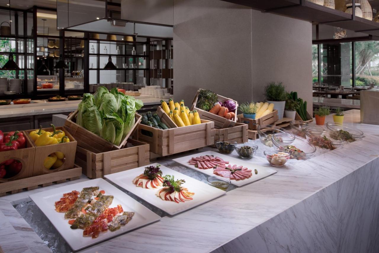 Crowne Plaza Tainan By Ihg Hotell Eksteriør bilde A buffet at a hotel