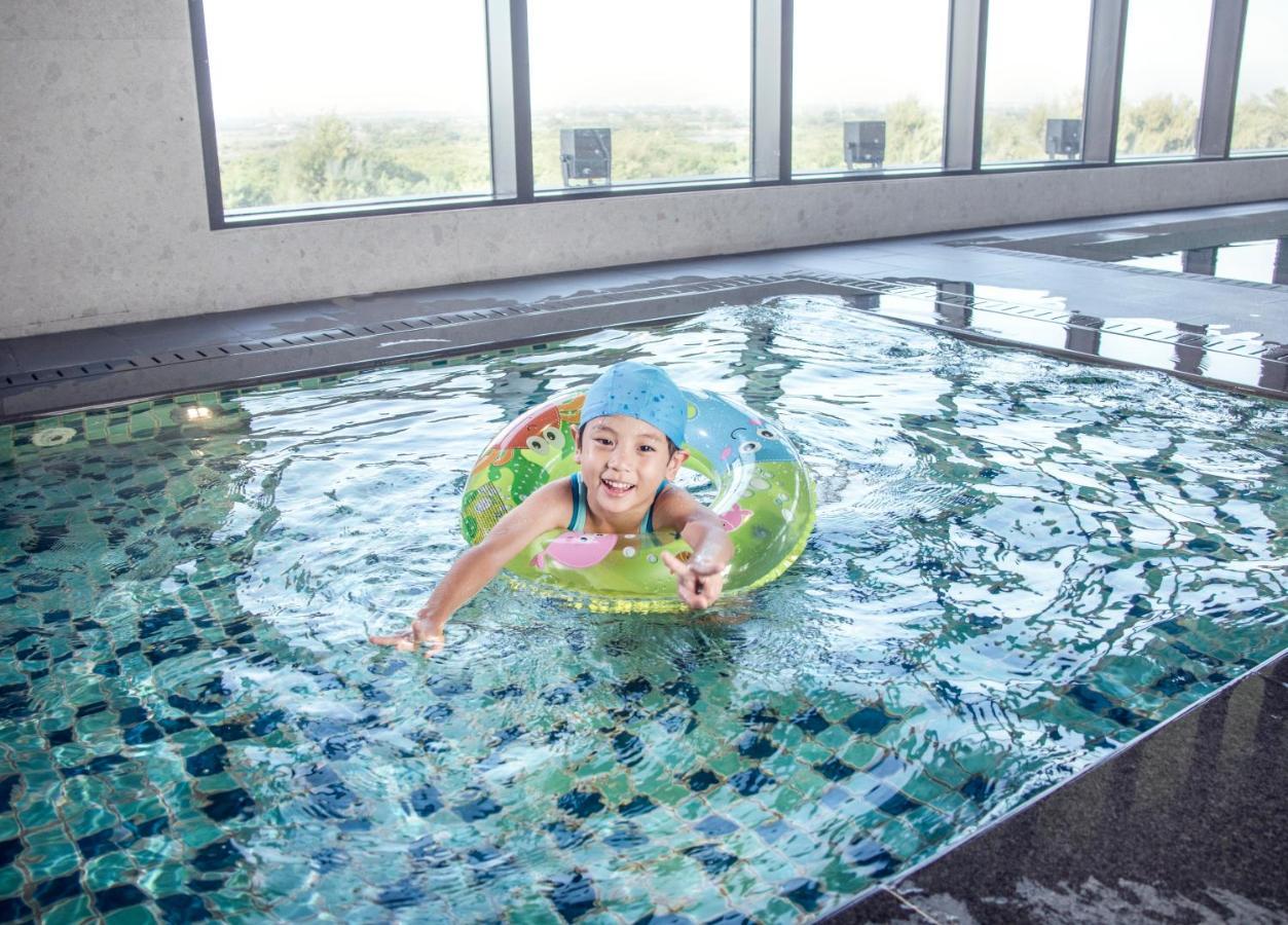 Crowne Plaza Tainan By Ihg Hotell Eksteriør bilde A child swimming with a float