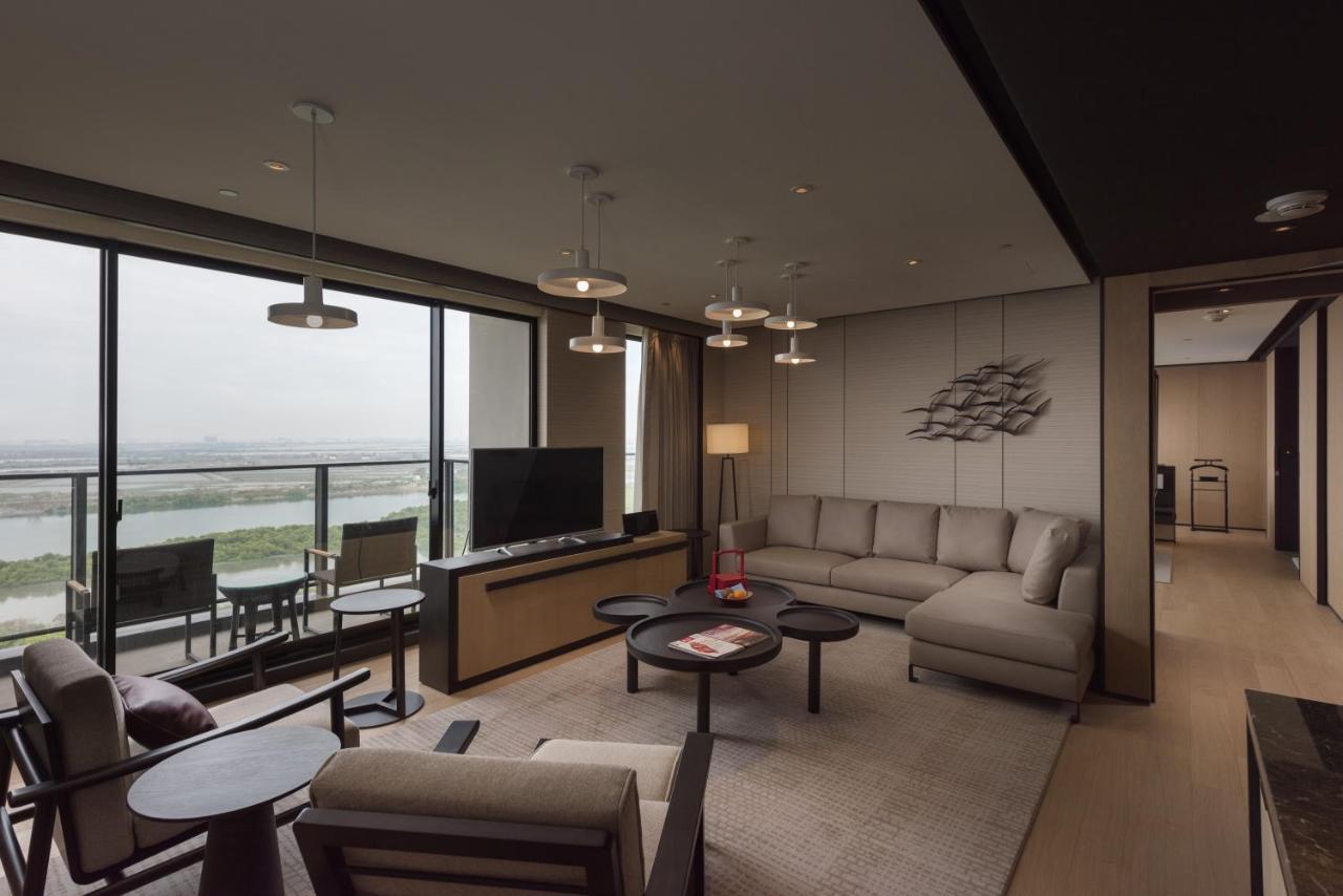 Crowne Plaza Tainan By Ihg Hotell Eksteriør bilde A living room at the hotel
