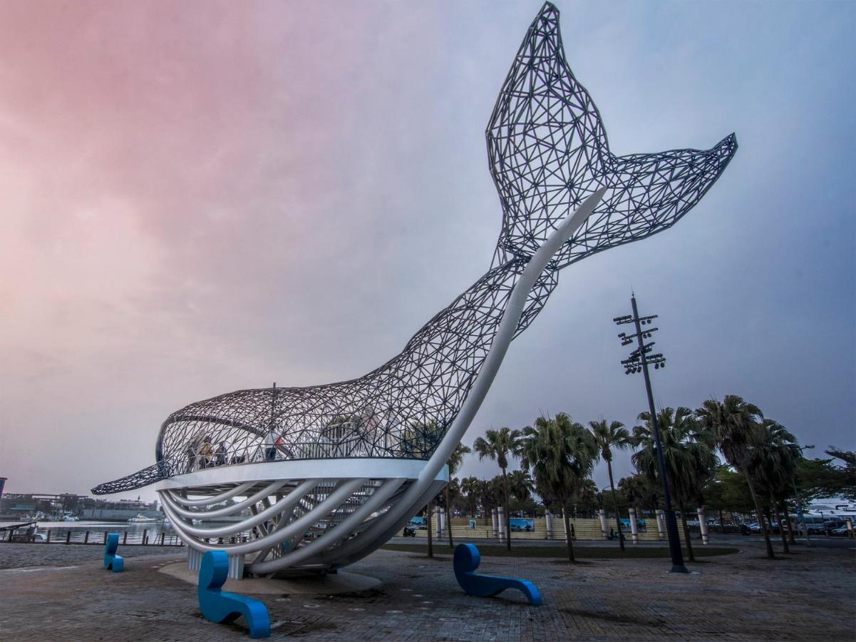Crowne Plaza Tainan By Ihg Hotell Eksteriør bilde The Whale sculpture at the entrance of the park