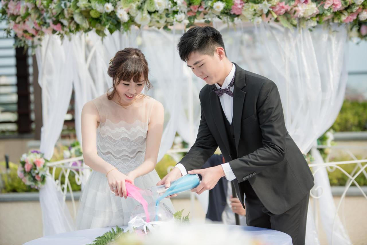 Crowne Plaza Tainan By Ihg Hotell Eksteriør bilde A sand ceremony at a wedding