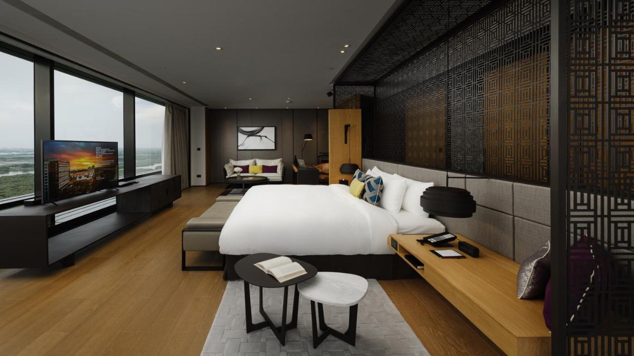 Crowne Plaza Tainan By Ihg Hotell Eksteriør bilde A bedroom at the hotel