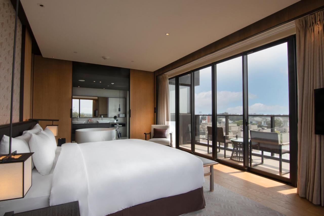 Crowne Plaza Tainan By Ihg Hotell Eksteriør bilde A bedroom at the hotel