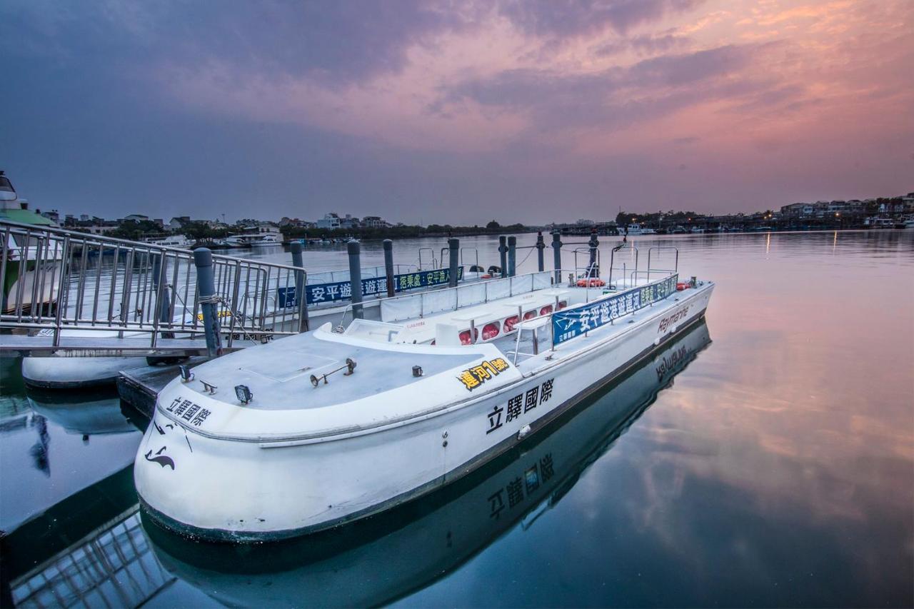 Crowne Plaza Tainan By Ihg Hotell Eksteriør bilde The ferry at the dock