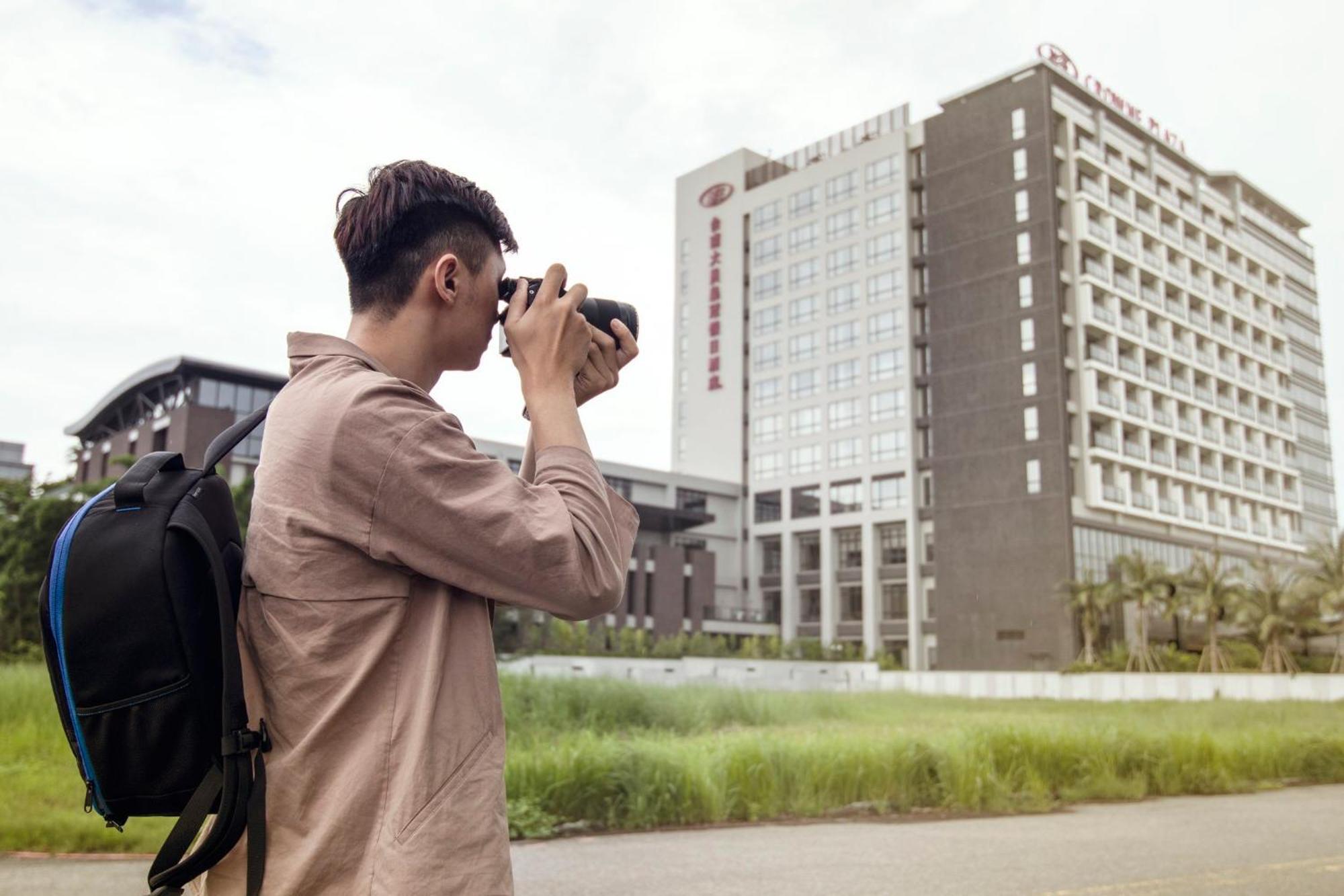Crowne Plaza Tainan By Ihg Hotell Eksteriør bilde A tourist taking a photo of the hotel