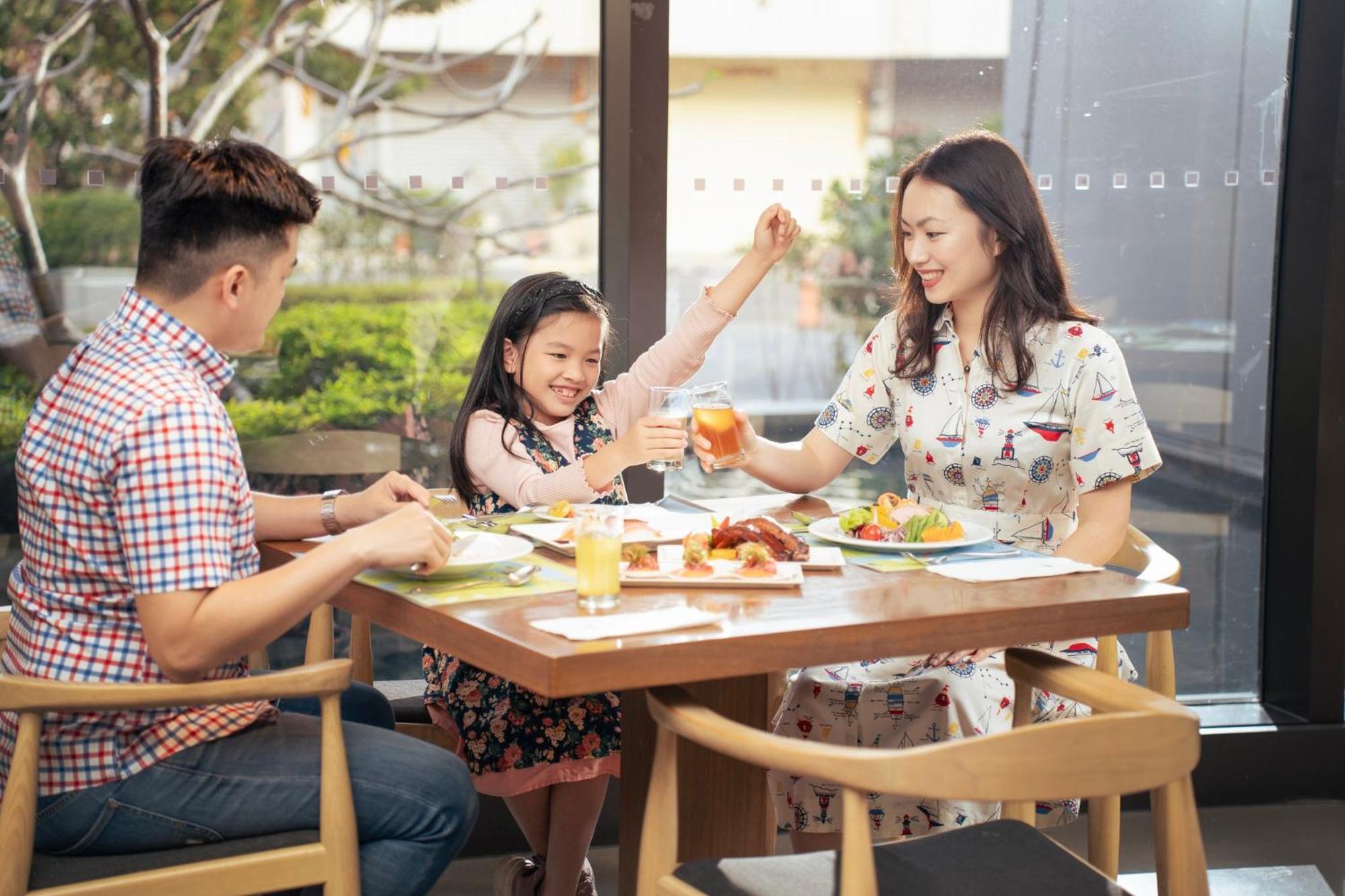 Crowne Plaza Tainan By Ihg Hotell Eksteriør bilde A family in Vietnam
