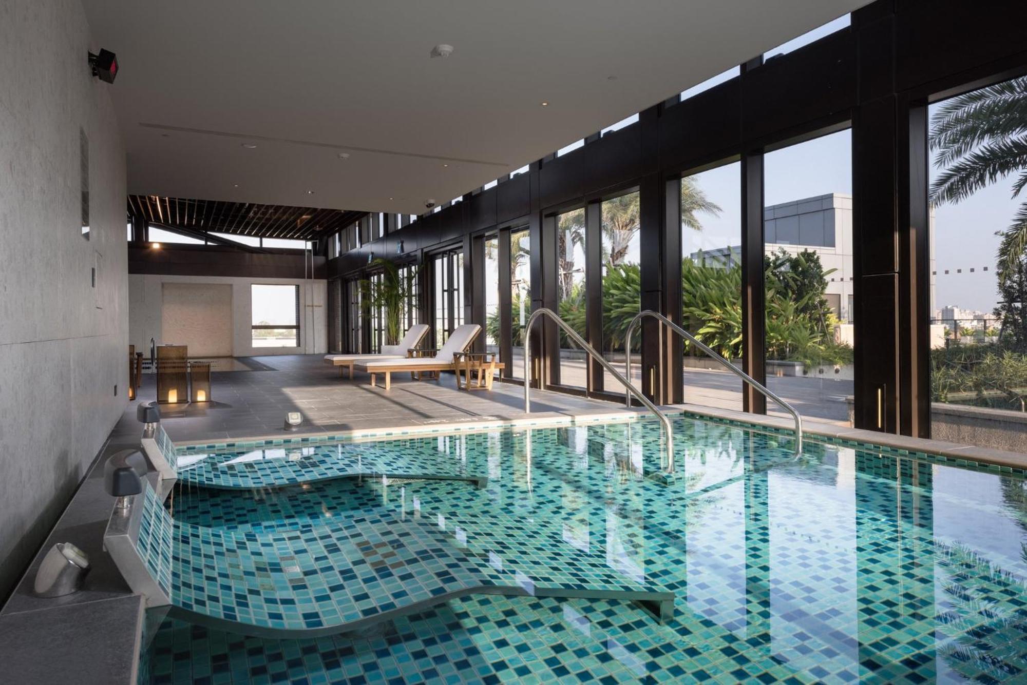 Crowne Plaza Tainan By Ihg Hotell Eksteriør bilde The swimming pool at the spa