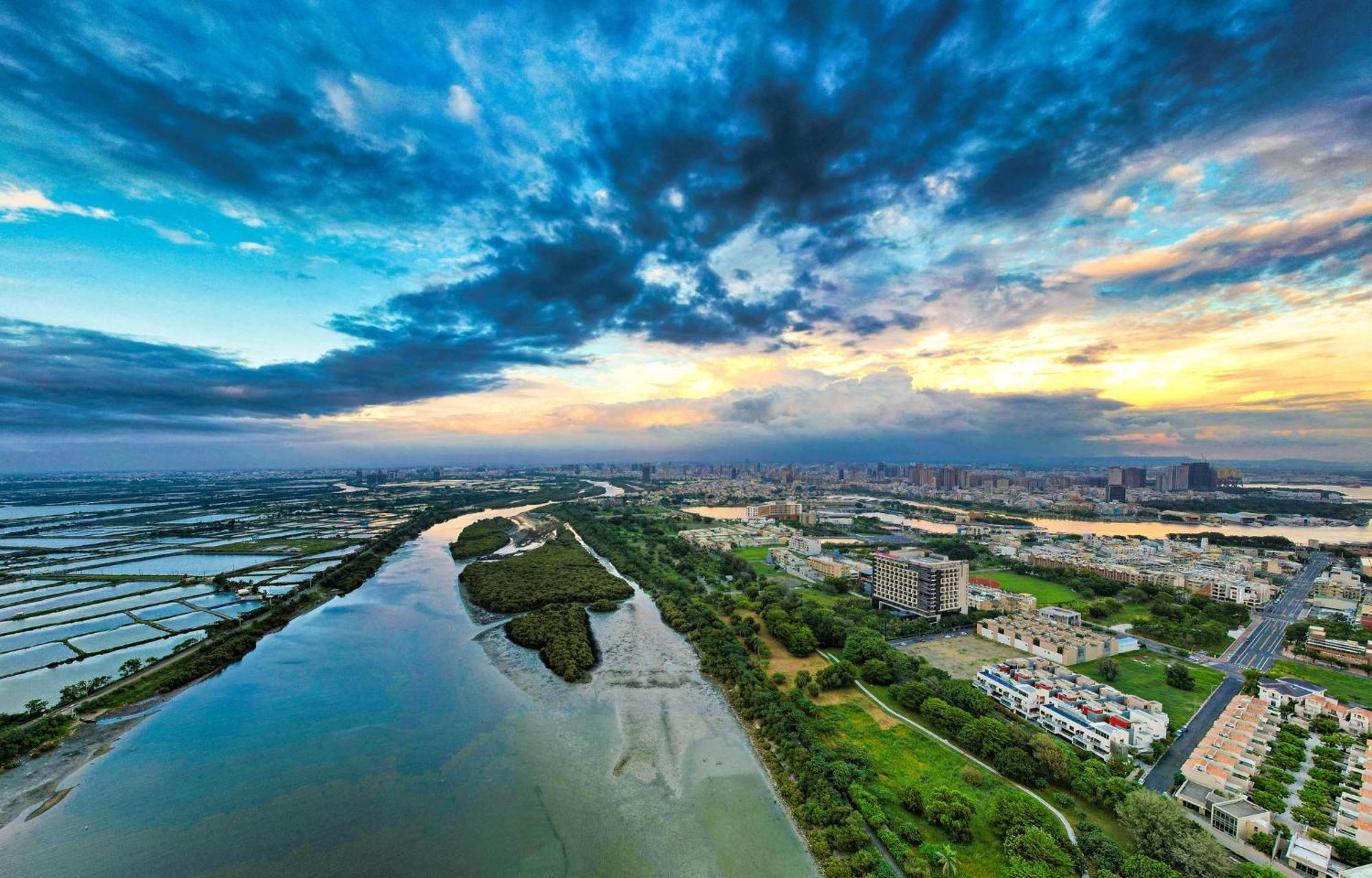 Crowne Plaza Tainan By Ihg Hotell Eksteriør bilde Aerial view of the river