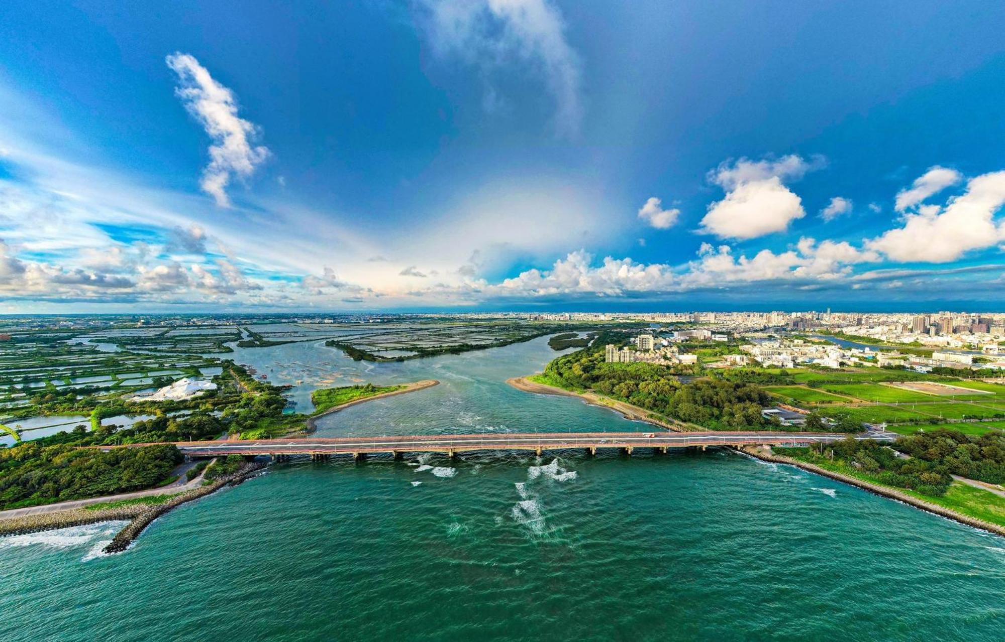 Crowne Plaza Tainan By Ihg Hotell Eksteriør bilde Aerial view of the river