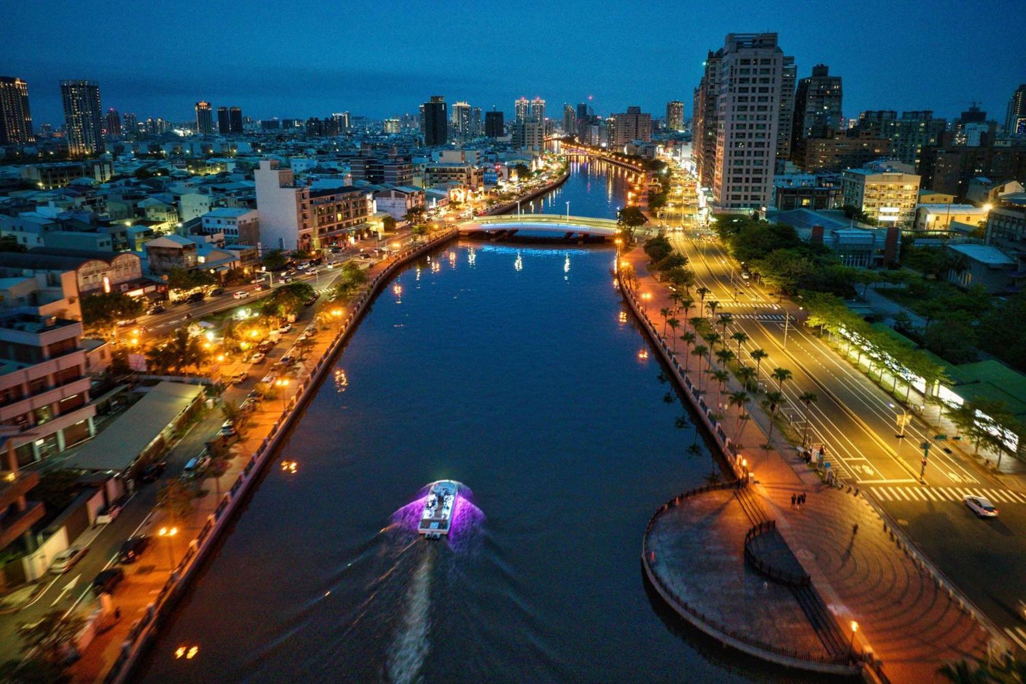 Crowne Plaza Tainan By Ihg Hotell Eksteriør bilde View of the river at night